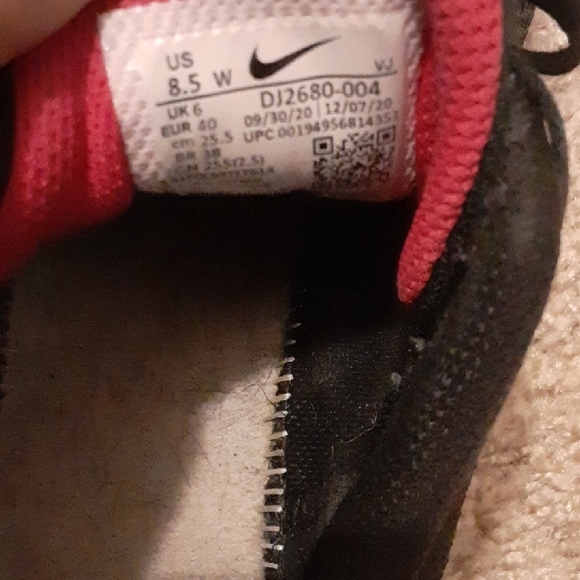 Nike Women's Black and Pink Running Shoes - Picture 4 of 9